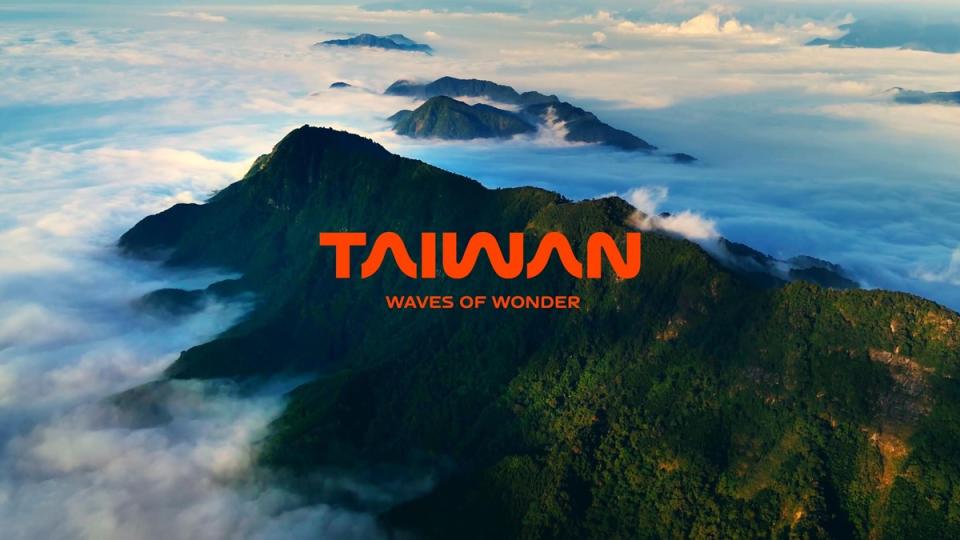政府以TAIWAN為名，推出全新觀光品牌「TAIWAN– Waves of Wonder」，由Bito創辦人劉耕名所率領的團隊操刀識別設計。   圖：翻攝自蔡英文臉書