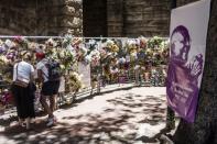 Flores en un muro conmemorativo en honor a Desmond Tutu en el exterior de la Catedral de San Jorge en Ciudad del Cabo, Sudáfrica, el 30 de diciembre de 2021 (AFP/MARCO LONGARI)