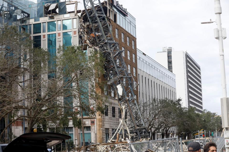 A wider view shows the collapsed construction crane that fell on the Tampa Bay Times building in downtown St. Petersburg, Florida, on Thursday. (REUTERS/Octavio Jones)