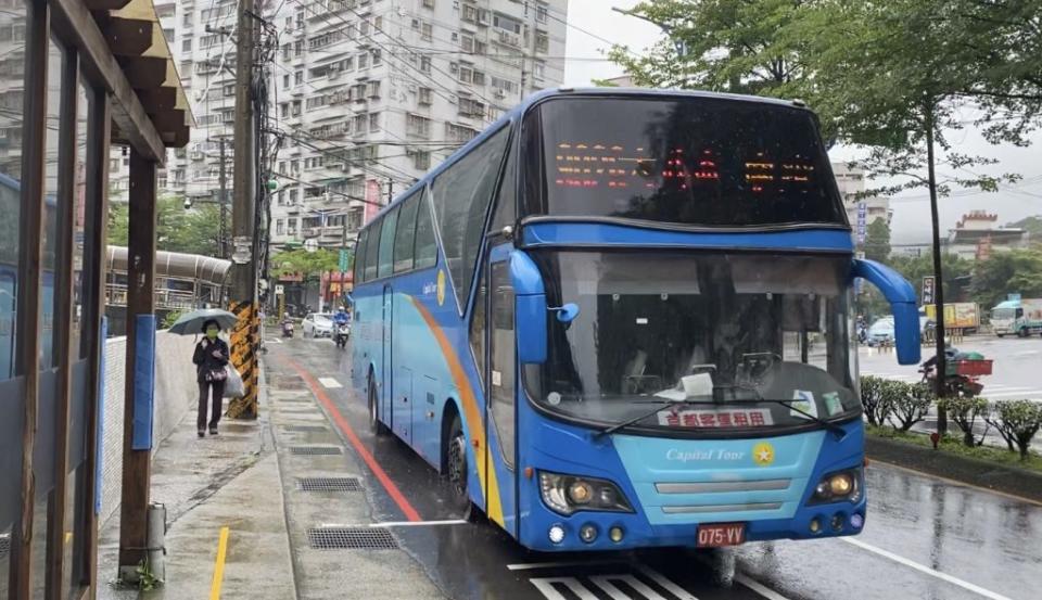 行駛基隆安樂區到南港的城際客運，發出停駛通告，立委蔡適應邀公路總局等相關單位研議解決辦法。（記者張上耕翻攝）