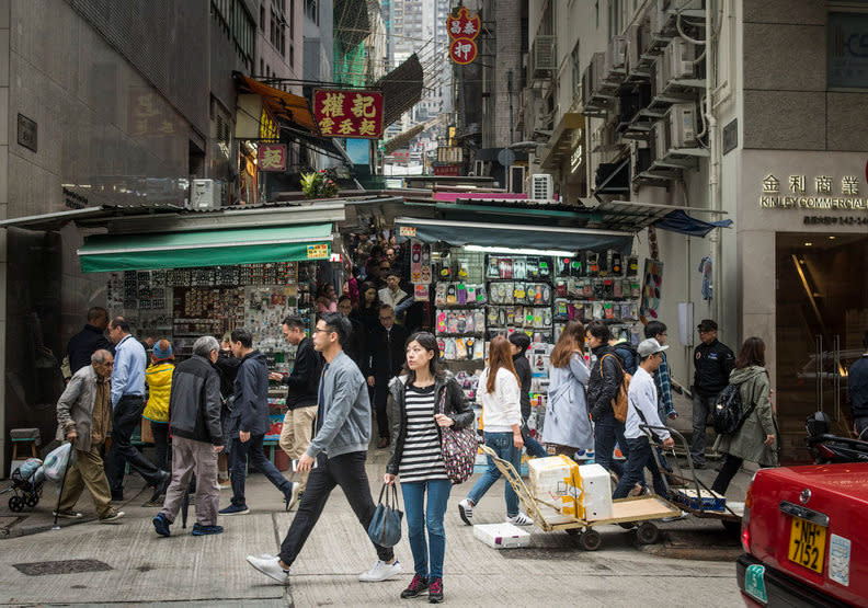 香港的超高房價是許多年輕人不敢生子的主因之一。aperturetours