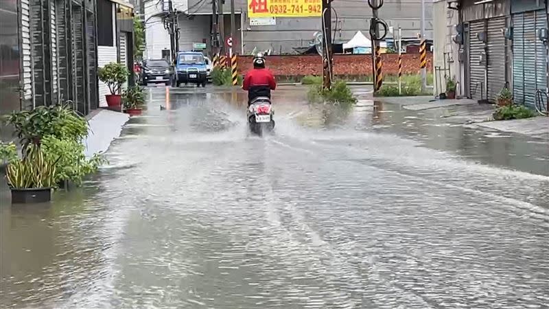 仁德地窪地區水深近30公分，車輛經過濺起水花。（圖／翻攝畫面）