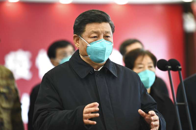 中國國家主席習近平前往武漢火神山醫院視察，但他最後並未進入醫院，而是在武漢職工療養院採取視訊連線。（美聯社）