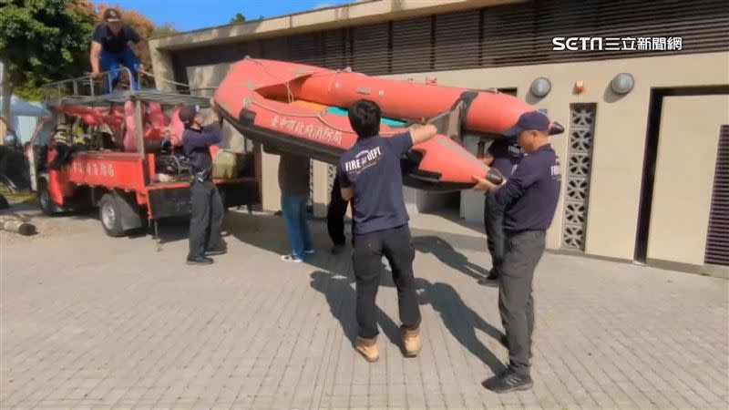 消防局出動救生艇，防止活動再出狀況。