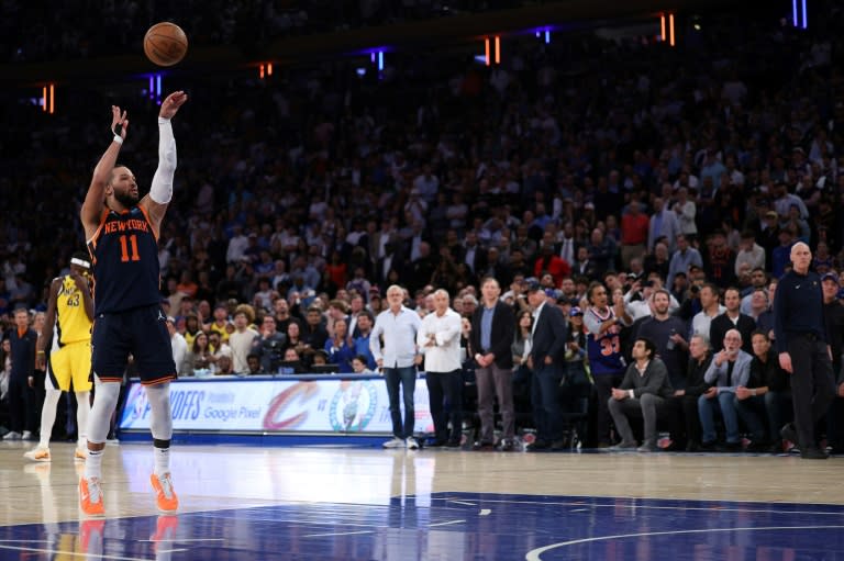 El jugador de los Knicks Jalen Brunson lanza un tiro libre en el segundo partido de su serie de la Conferencia Este de la NBA contra los Indiana Pacers el 8 de mayo de 2024 en Nueva York (Elsa)