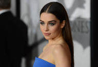 En 2011, la première saison de <em>Game of Thrones </em>est bouclée et la série devient progressivement le phénomène mondial que l’on connaît. Pour mieux vivre sa popularité grandissante, Emilia Clarke se réfugie dans le sport. Au cours d’une séance, elle est victime d’un inquiétant malaise. "<em>Ce 11 février, j’étais en train de m’habiller dans les vestiaires de ma salle de gym</em> (…) <em>quand j’ai commencé à ressentir une immense migraine. Je suis arrivée aux toilettes, tombée à genoux et j’ai commencé à vomir abondamment. La douleur augmentait de plus en plus. J’ai tout de suite su que mon cerveau était touché</em>", confie-t-elle au <em>New Yorker</em> en mars 2019. "<em>Je me répétais à moi-même :</em> 'Je ne serai pas paralysée'. <em>Pour ne pas perdre la mémoire j’essayais de me remémorer quelques dialogues de</em> Game of Thrones", poursuit-elle. Transférée à l’hôpital, l’interprète de Daenerys Targaryen apprend qu’elle souffre d’une rupture d’anévrisme et qu’elle n’a d’autre choix que de subir une opération. "<em>Une opération du cerveau ? Je n’ai pas le temps pour une opération du cerveau</em>", aurait-elle lancé avant son passage sur le billard. <em>(Photo by Jason Merritt/Getty Images)</em>