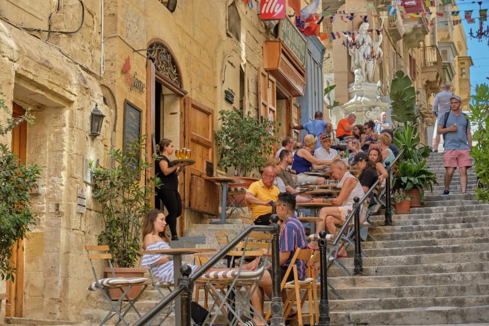 Enjoy parma pizzas from step-side rainbow chairs at San Paolo Naufrago (Getty Images)