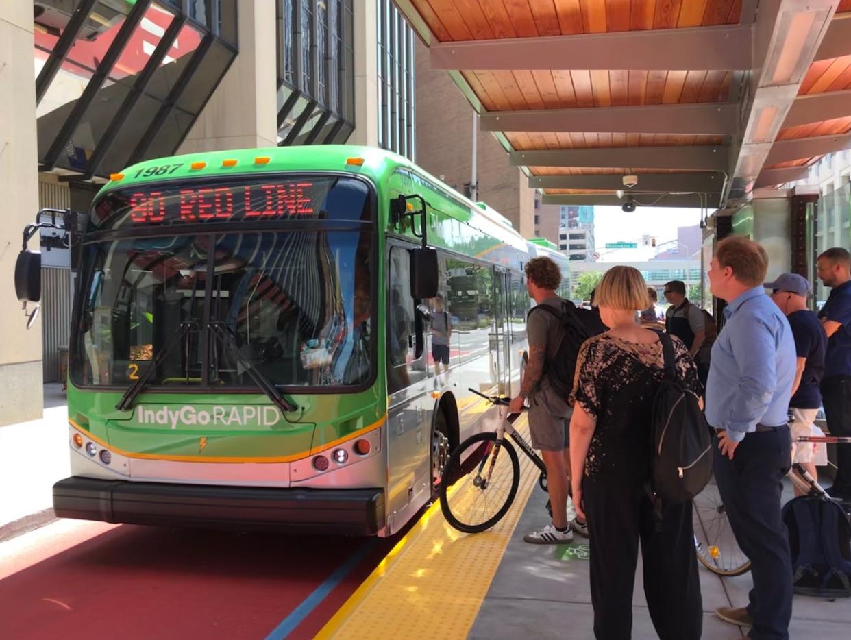 Indianapolis debuted a bus rapid transit system with 60-foot articulated electric buses in 2019. <a href="https://upload.wikimedia.org/wikipedia/commons/2/22/IndyGo_Red_Line_BRT.jpg" rel="nofollow noopener" target="_blank" data-ylk="slk:Momoneymoproblemz/Wikipedia;elm:context_link;itc:0;sec:content-canvas" class="link ">Momoneymoproblemz/Wikipedia</a>, <a href="http://creativecommons.org/licenses/by-sa/4.0/" rel="nofollow noopener" target="_blank" data-ylk="slk:CC BY-SA;elm:context_link;itc:0;sec:content-canvas" class="link ">CC BY-SA</a>