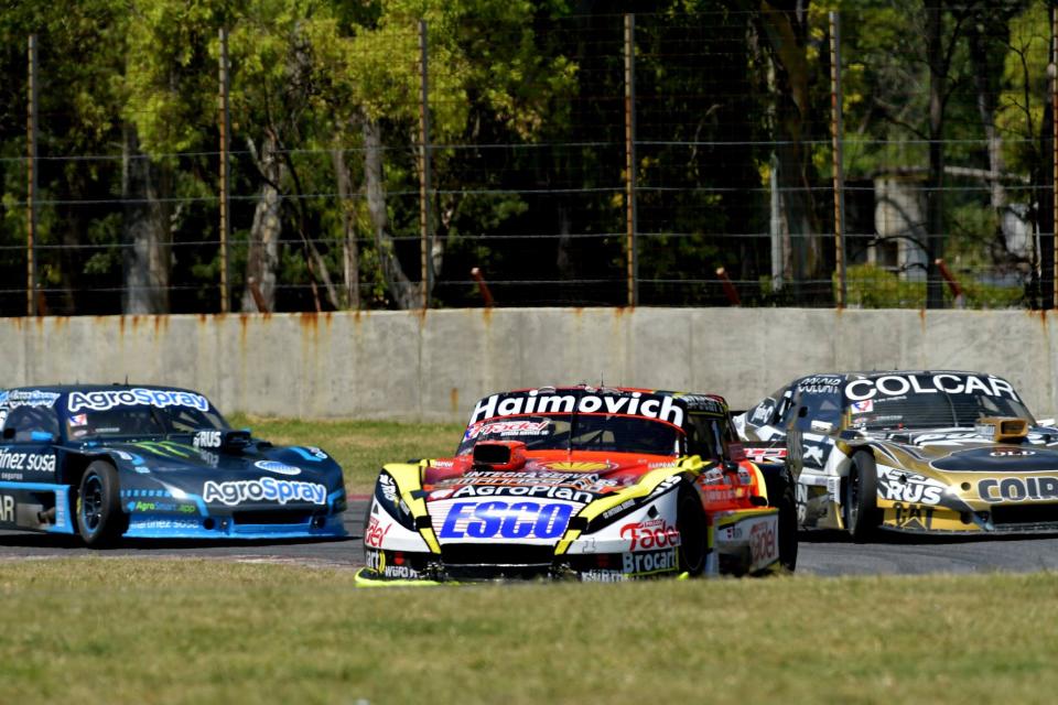 El campeón Mariano Werner, Agustín Canapino y Gastón Mazzacane, un terceto que brindó espectáculo en la pista; también fueron los protagonistas del roce en la Horquilla, a falta de seis vueltas, que le abrió la puerta a José Manuel Urcera para celebrar en Buenos Aires