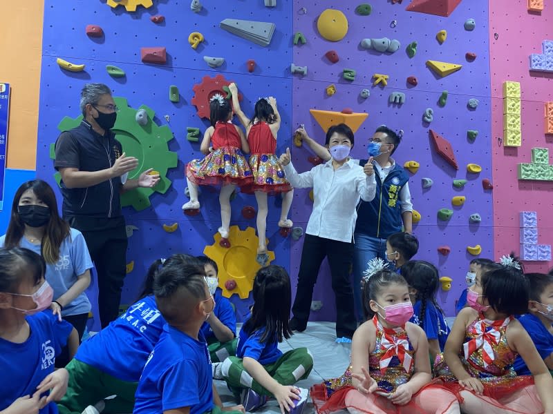 北屯東峰市場2樓的兒童專屬運動中心，設有兒童專用的攀岩設施。 (圖/記者王秀禾攝)