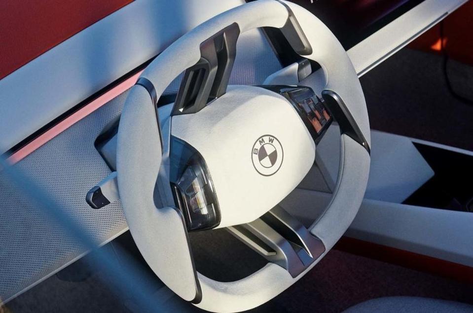 中央的大型觸控螢幕配備了稱為BMW全景視覺的系統，據說具備先進的語音控制功能，市售車預計將引入3D HUD。