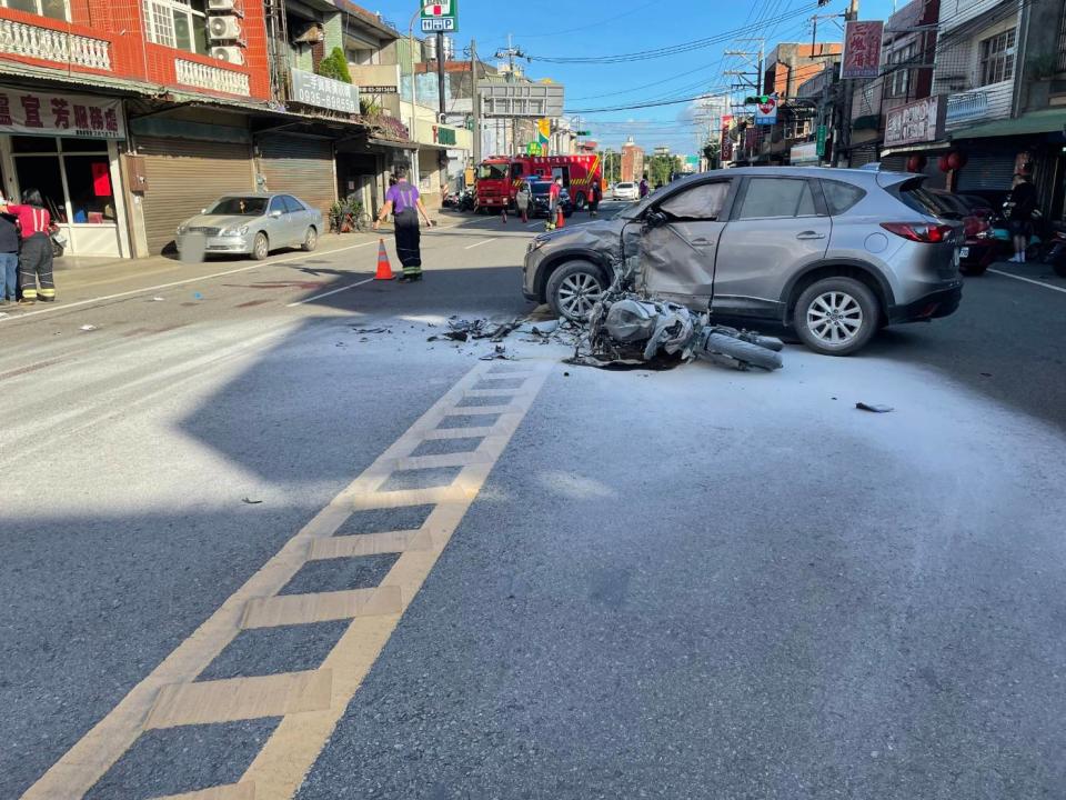 郭男今日上午駕駛自小客車於大園區中正東路一段違規迴轉，與同向直行的張男發生碰撞。圖：讀者提供