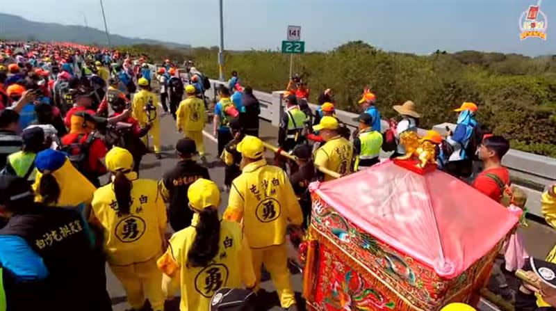 白沙屯媽祖改走彰雲大橋，百年首見，林內鄉長與雲林縣警局在橋上接駕。(圖／翻攝自拱天宮臉書)