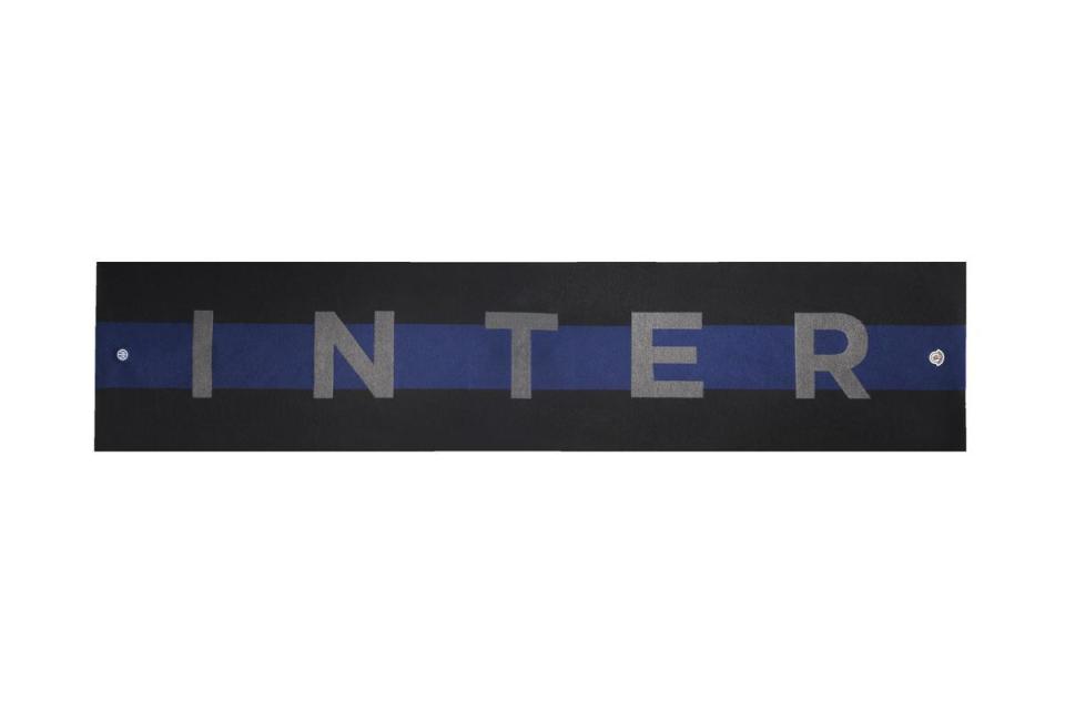 INTER x MONCLER字母圍巾，價格店洽。（MONCLER提供）