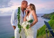 Le paysage paradisiaque d’Hawaï a servi de décor naturel pour le mariage de The Rock. Après 12 ans de vie commune et deux enfants, la star de <em>Fast & Furious</em> et la chanteuse américaine ont décidé de s’unir officiellement. © instagram@therock