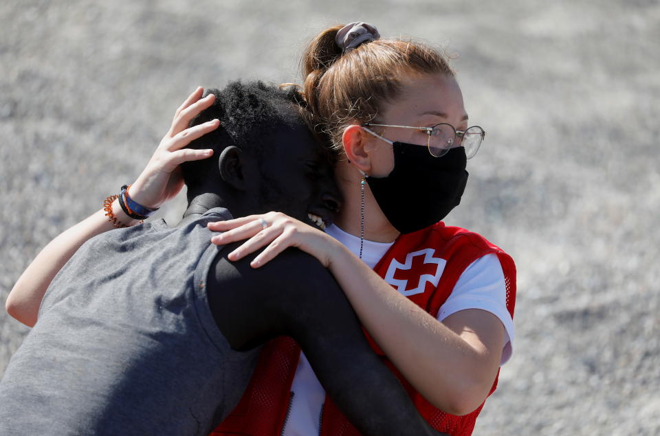 Lo que no se vio del momento viral de la Cruz Roja en Ceuta