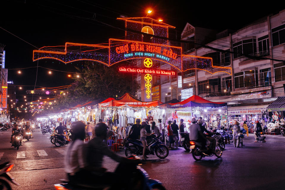 Ninh Kieu Night Market, Vietnam. (PHOTO: Muhd Hidayatullah)