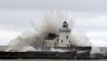 Las olas golpean un faro en las orillas del lago Erie, el 30 de octubre de 2012, cerca a Cleveland. Fuertes vientos, producto de Sandy, se han presentado en la zona noreste de Ohio, ocasionando el corte del fluido eléctrico a miles de hogares, árboles sacados de raiz, cierre de escuelas e inundaciones en las vías adyacentes al lago. AP Photo/Tony Dejak