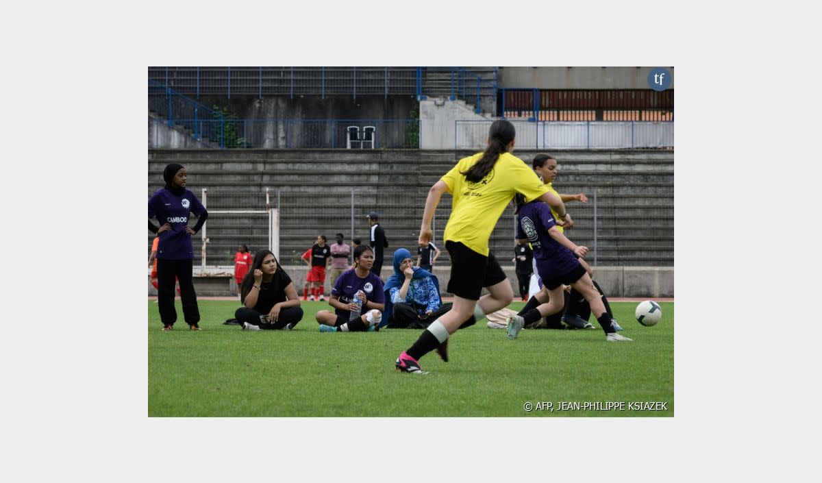 "Au début, ma famille n'aimait pas que je joue !" : malgré le sexisme, les filles des quartiers populaires se réapproprient le foot Au cours d'un match de football de la "Coupe du Monde féminine des quartiers", dans le quartier de la Duchère, à Lyon, le 9 juin 2024 - AFP, JEAN-PHILIPPE KSIAZEK