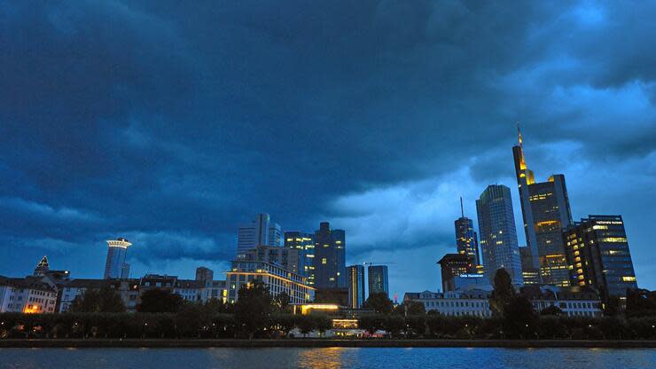 Dunkle Gewitterwolken über der Skyline von Frankfurt am Main: Noch hat die Coronakrise die Bankenbranche weitgehend verschont. Aber das wird nicht so bleiben. Foto: dpa