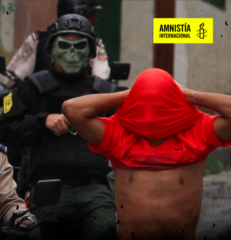 Portada del Informe de Seguridad Ciudadana y Derecho a la Vida de Amnistía Internacional que muestra un agente enmascarado de las Fuerzas Armadas Especiales de la Policía Nacional Bolivariano con un detenido. (Captura de pantalla Informe Amnistía)