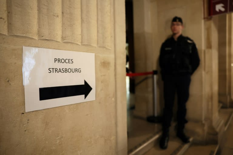L'entrée de la salle d'audience du procès de l'attentat du marché de Noël de Strasbourg en 2018, au palais de justice de Paris, le 29 février 2024 (Ian LANGSDON)