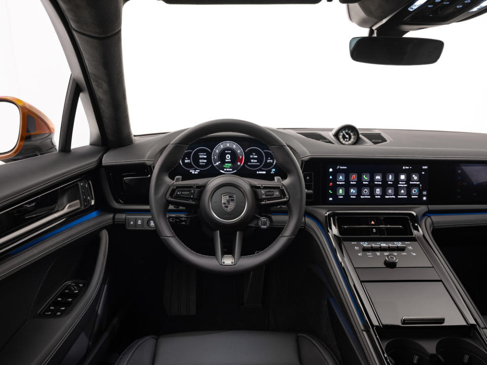 保時捷駕駛者體驗概念打造的座艙將數位與類比元素之間取得完美平衡，將重要的駕駛控制元件圍繞著駕駛者為主軸設置。