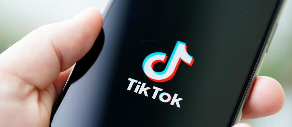 Les utilisateurs français de TikTok y ont passé en moyenne plus de 17 heures par mois en 2020.
