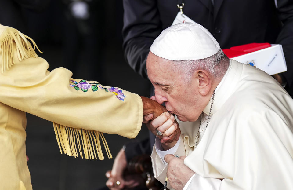 El papa Francisco besa la mano de Elder Alma Desjarlais, indígena sobreviviente a los malos tratos en internados católicos canadienses, a su llegada el domingo 24 de julio de 2022 a Edmonton, Canadá. (Nathan Denette/The Canadian Press vía AP)