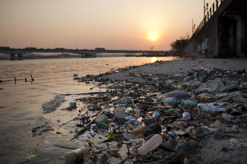 Desechos que van a parar a la orilla de la Bahía de Gauanabara en Río de Janeiro. La contaminación en aguas a ser usadas en algunas competencias de los Juegos Olímpicos del 2016 es uno de los grandes retos que enfrenta Brasil. Foto del 18 de agosto del 2011. (AP Photo/Felipe Dana)