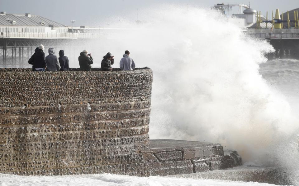 Stormen Eunice Brighton kyst - REUTERS/Peter Nicholls