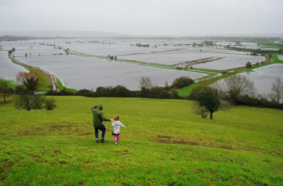 28 de diciembre de 2022: Campos inundados por el río Parrett en Somerset Levels cerca de Bridgwater en Somerset (PA)