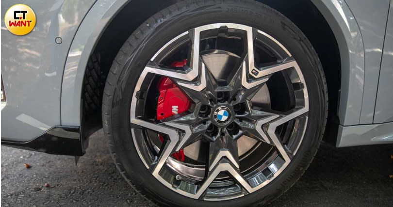 高階的X2 M35i xDrive將輪圈升級至20吋，並搭配紅色煞車卡鉗（圖／方萬民攝）。