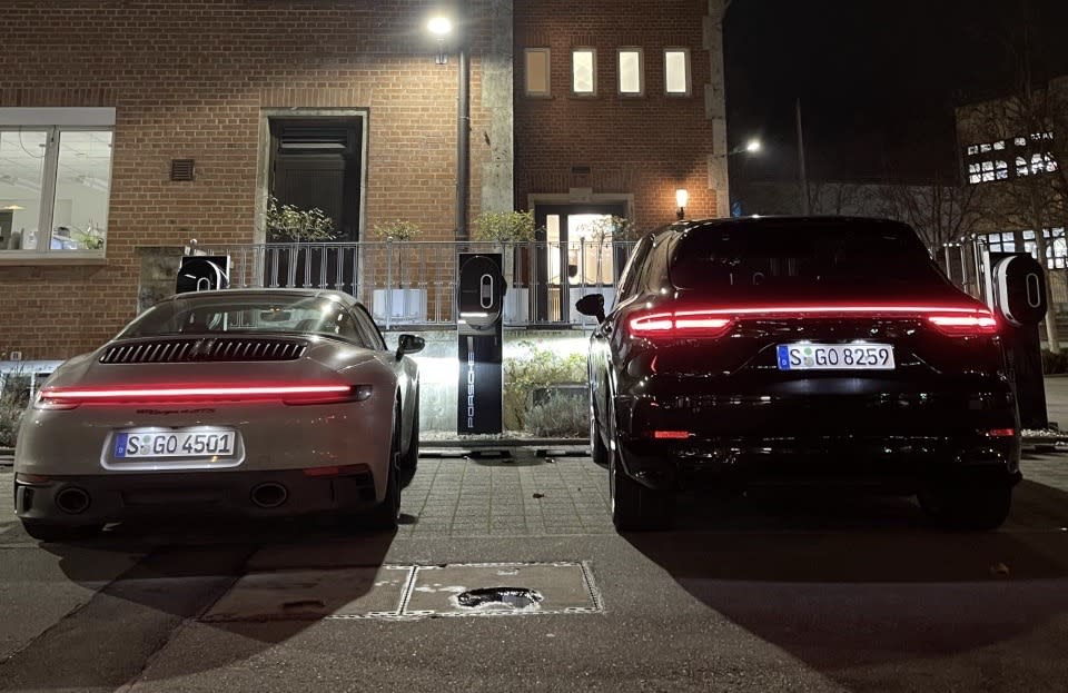 Testwagen 911 Targa 4 GTS und Cayenne GTS beim Tausch im Porsche-Stammwerk.