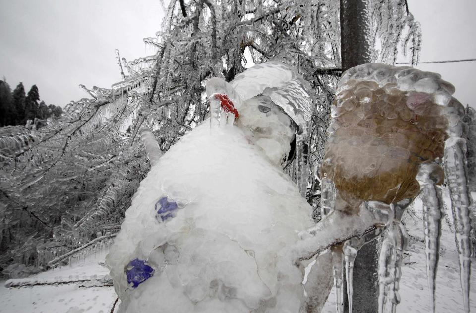 Incluso los muñecos de nieve amanecieron con una capa de hielo. REUTERS/Srdjan Zivulovic