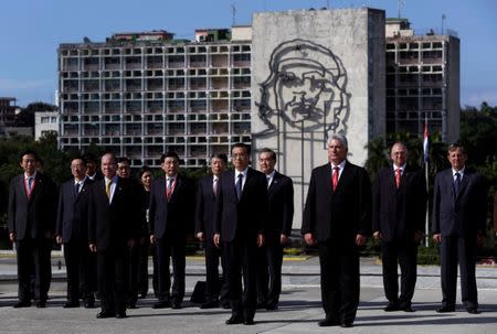 Chinese Premier Li Keqiang stands near Cuba's Vice President Miguel Diaz Canel during a wreath laying ceremony for Cuba's independence hero Jose Marti at Revolution Square in Havana, Cuba September 24, 2016. REUTERS/Enrique de la Osa