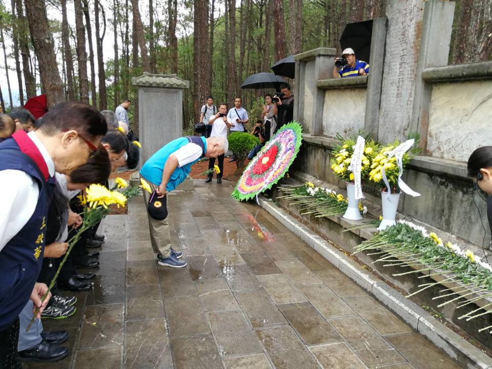 中央軍事院校友總會前往龍陵松山抗日古戰場，在松山戰役國軍第八军一零三師陣亡將士紀念碑前致意。（中央軍事院校友總會提供） 