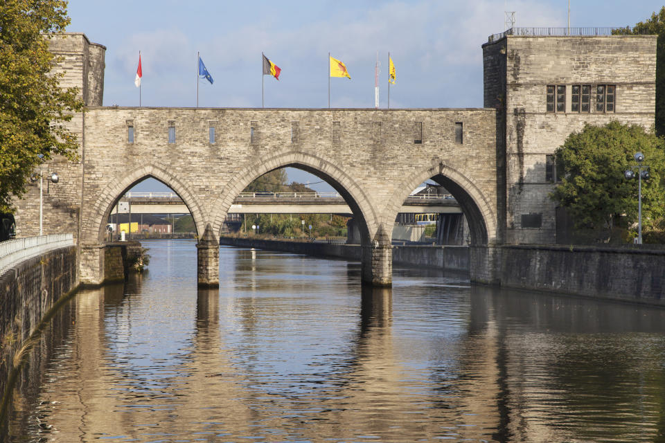 Está previsto la destruccion del conocido como Puente de los Agujeros de Tournai, en Bélgica, porque los barcos modernos no pueden navegar bajo sus arcos medievales. (Foto: Getty Images)