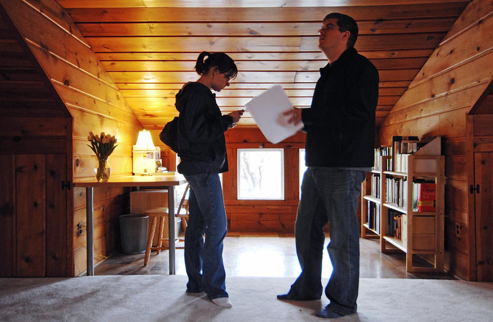 Os possíveis compradores Laura (esquerda) e Nick Partee visitam uma casa aberta à venda em Alexandria, Virgínia. (Crédito: Jonathan Ernst, REUTERS)