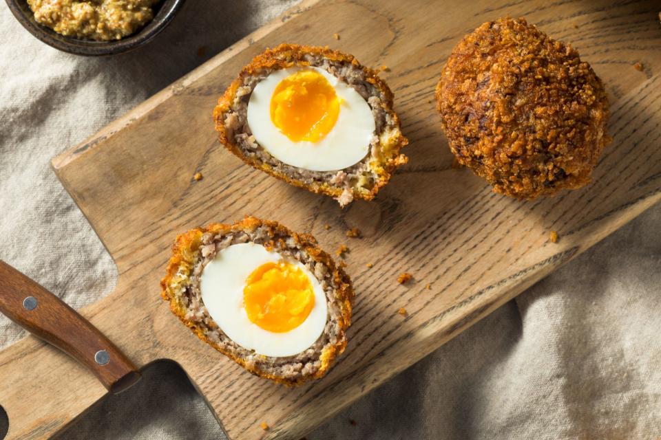 Auch in Großbritannien sind panierte Eier beliebt. Dort ist eine etwas abgewandelte Version des Rezepts bekannt. Für sogenannte "Scotch Eggs" werden die harten Eier zudem mit Wurstbrät ummantelt und erst dann frittiert. Dafür werden Hackfleisch, Eigelb, Zwiebeln und Paniermehl vermengt, um die Eier gelegt, in Eiweiß getunkt, paniert und knusprig gebraten. (Bild: iStock/bhofack2)