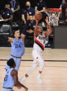 Con 33 puntos de CJ McCollum y 29 de Damian Lillard los Trial Blazers de Portland superan en tiempo extra por 140-135 a los Grizzlies de Memphis en el juego del viernes 31 de julio del 2020 en Lake Buena Vista, Florida. (Mike Ehrmann/Pool Photo via AP)