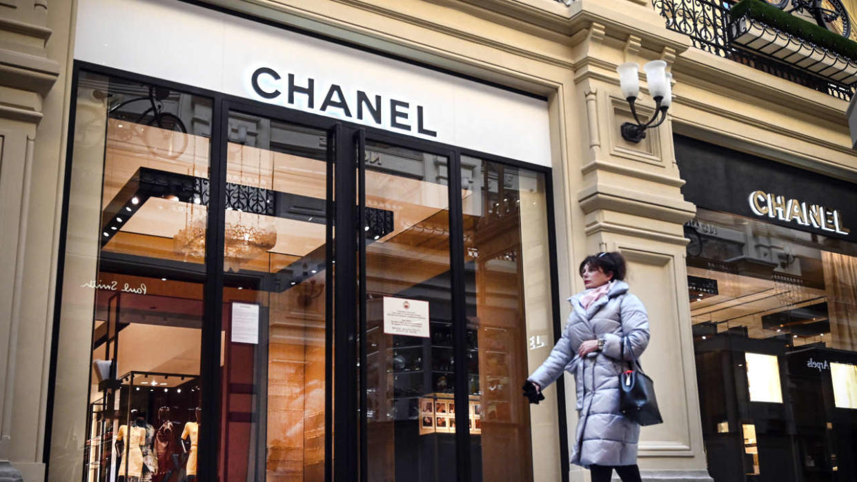 La marque Chanel, qui a enregistré des résultats records en 2021 permet à son copropriétaire de devenir la plus grande fortune de Suisse.