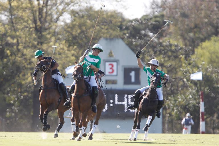 Pega Juan Britos ante Bartolomé (h.) y Camilo Castagnola, en La Ensenada 12 vs. La Natividad 10, por el Abierto de Tortugas.

