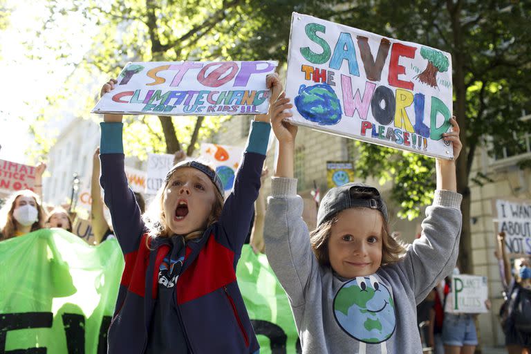 Los niños se suman a la Marcha mundial por el clima, en Londres, el viernes 24 de septiembre de 2021