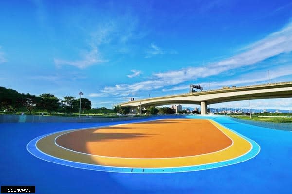 該場地依World Skate(國際滑輪溜冰總會) 2019公布的Speed Skating比賽場地規範 (New Standard Track Layout) 所設計。(圖:新北市政府高灘地工程管理處提供)