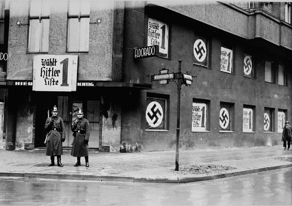 Pancartas nazis cuelgan de las ventanas del antiguo club nocturno Eldorado. <a href="https://perspectives.ushmm.org/item/photo-of-the-eldorado-club" rel="nofollow noopener" target="_blank" data-ylk="slk:Landesarchiv Berlin/U.S. Holocaust Memorial Museum;elm:context_link;itc:0;sec:content-canvas" class="link ">Landesarchiv Berlin/U.S. Holocaust Memorial Museum</a>