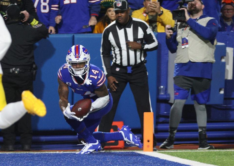 Stefon Diggs hauls in a 26-yard touchdown pass in the second quarter.