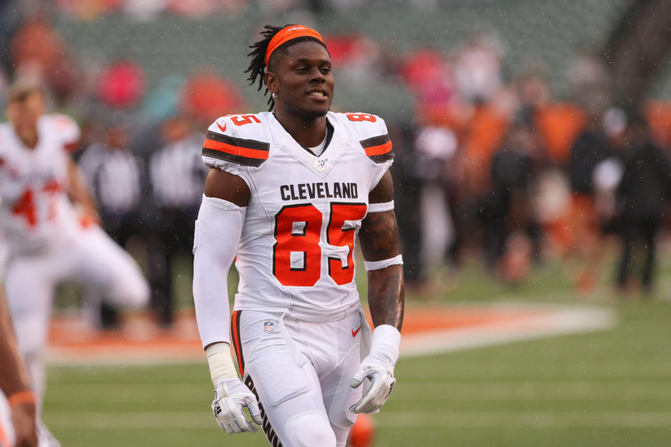 CINCINNATI, OH - DECEMBER 29: Cleveland Browns tight end David Njoku (85) warms up before the game against the Cleveland Browns and the Cincinnati Bengals on December 29th 2019, at Paul Brown Stadium in Cincinnati, OH. (Photo by Ian Johnson/Icon Sportswire via Getty Images)