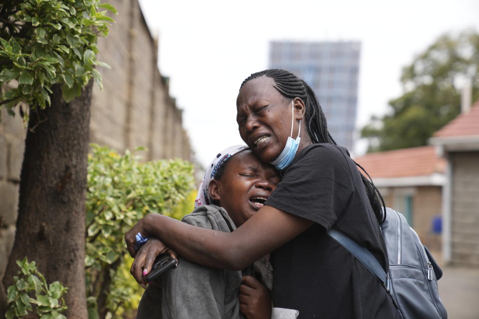 Edith Wanjiku, izquierda, llora tras ver el cuerpo de su hijo, que presuntamente murió por disparos de la policía en la protesta del martes, en la funeraria de Nairobi, Kenia, el miércoles 26 de junio de 2024 (AP Foto/Brian Inganga)