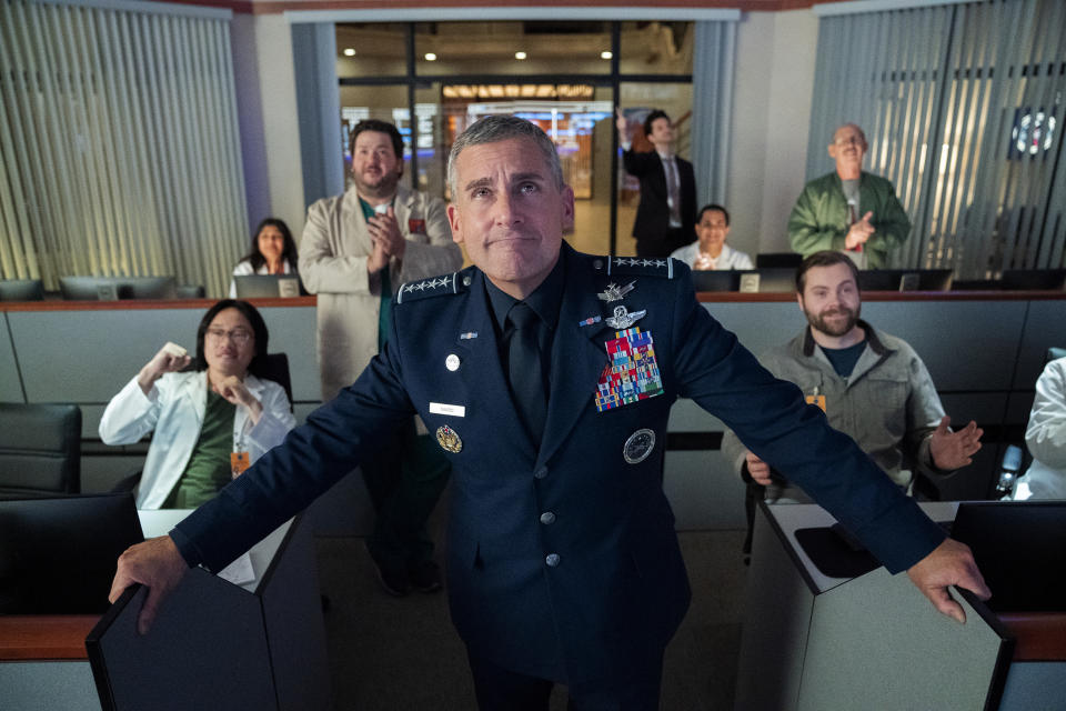 En esta imagen proporcionada por Netflix Steve Carell, centro, de la serie de comedia "Space Force" que se estrena por Netflix el 29 de mayo de 2020. (Aaron Epstein/Netflix vía AP)